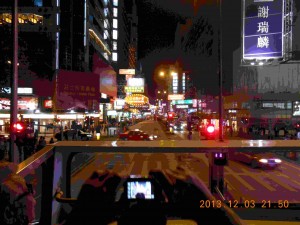 香港の2階建てバスで夜景を楽しむ